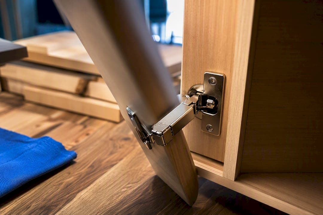 Cabinet Hinges: Soft Close vs Self Close, 3yr vs 10yr Warranty